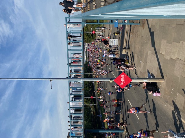 runner and bridge